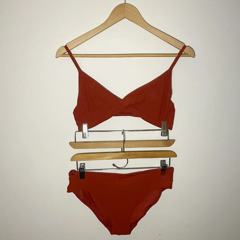 lululemon // Beach Boss Bikini Top & Clear Waters Bottom in Size 8 - Picture 2 of 9